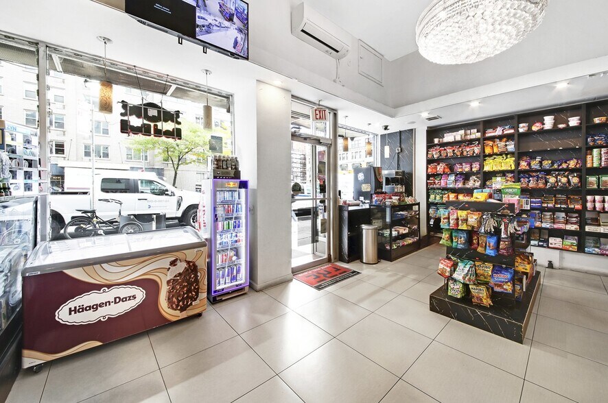 201 W 14th St, New York, NY à louer - Photo du bâtiment - Image 2 de 9