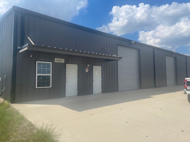 1031 Sales Dr, Waxahachie, TX for lease - Building Photo - Image 1 of 4