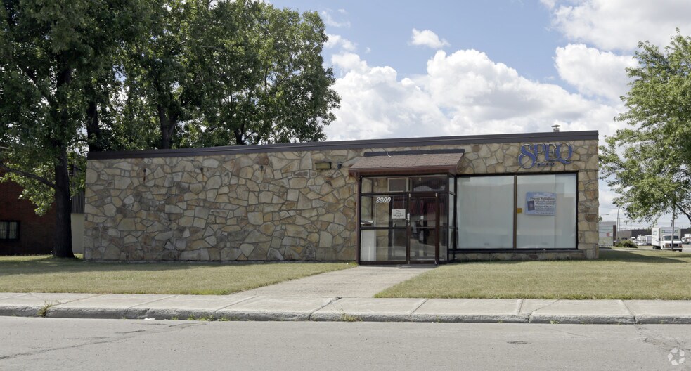 8300 Rue De L'industrie, Montréal, QC à vendre - Photo du bâtiment - Image 2 de 6