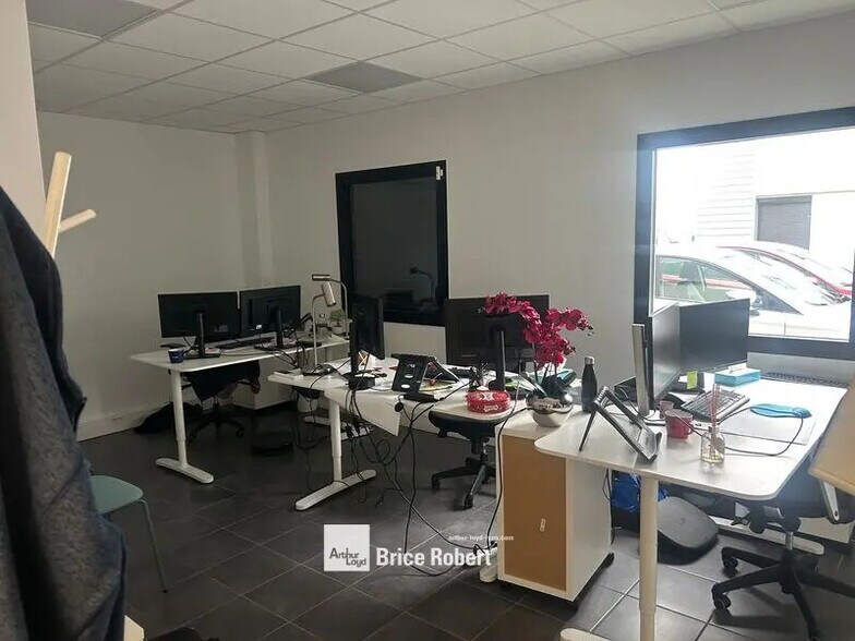 Office in Chassieu for lease - Interior Photo - Image 3 of 5