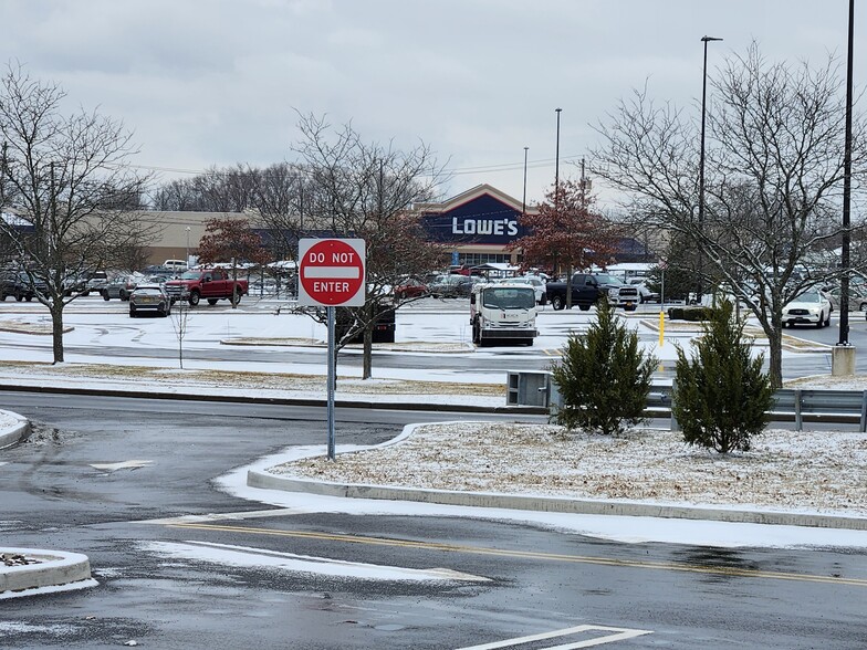 400-600 N Galleria Dr, Middletown, NY à louer - Photo du bâtiment - Image 3 de 14