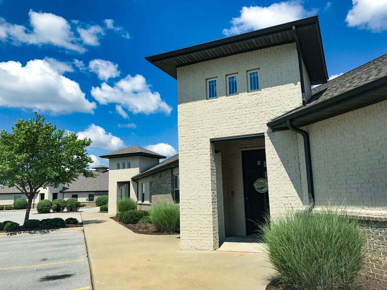 901-905 SE Village Loop, Bentonville, AR à louer - Photo du bâtiment - Image 2 de 4