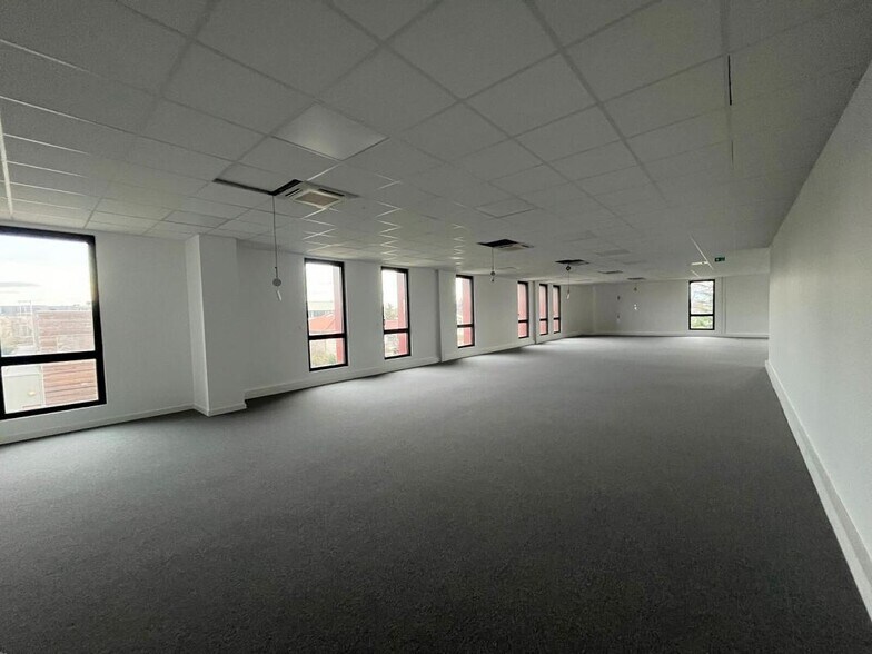1 Chemin Du Plateau, Dardilly for lease - Building Photo - Image 3 of 9