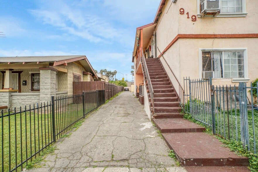 917-919 N Ardmore Ave, Los Angeles, CA for sale - Building Photo - Image 2 of 14