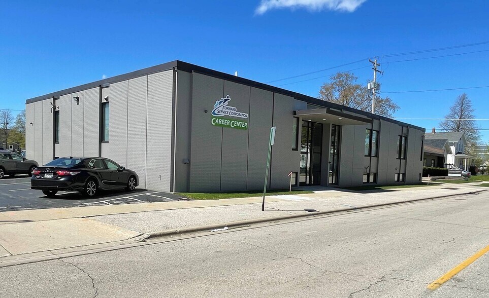 726 Pine St, Green Bay, WI à vendre - Photo du bâtiment - Image 2 de 5