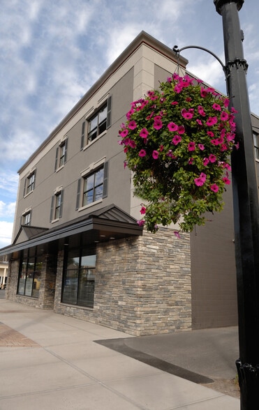 Village Commons portfolio of 2 properties for sale on LoopNet.ca - Building Photo - Image 2 of 18