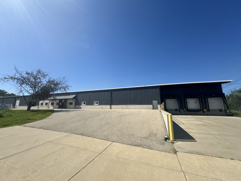 16950 W Lincoln Ave, New Berlin, WI for lease Building Photo- Image 1 of 7