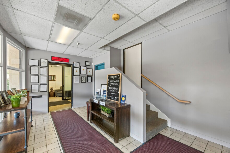 155 Wilbur Rd, Thousand Oaks, CA for sale - Lobby - Image 3 of 9