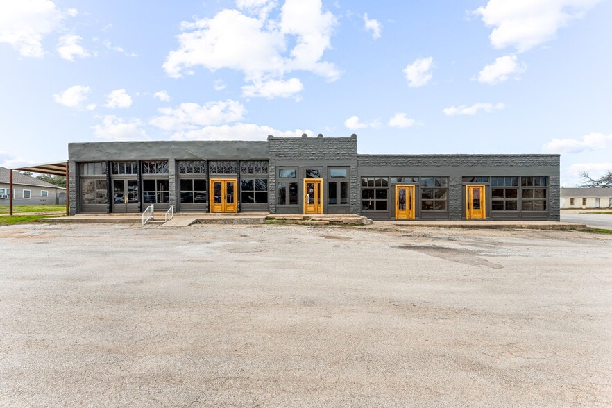 104 S Kickapoo St, Lipan, TX à louer - Photo du bâtiment - Image 3 de 21