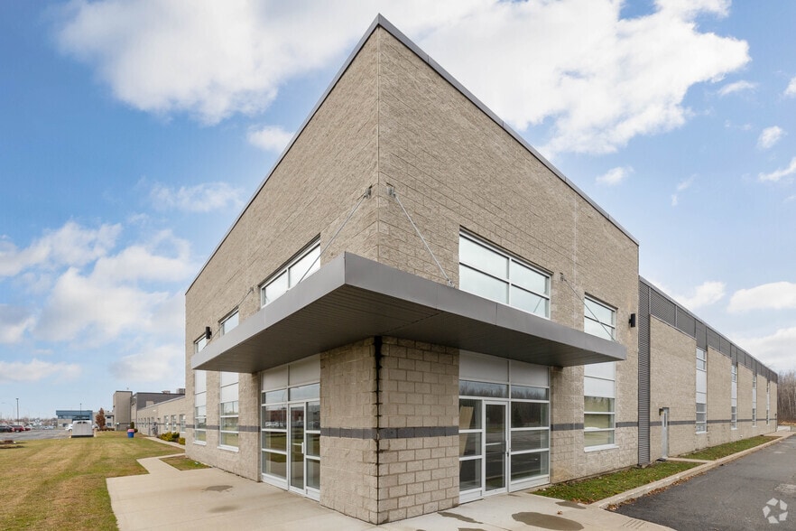5000 Rue J.-A.-Bombardier, Longueuil, QC for sale - Building Photo - Image 1 of 1