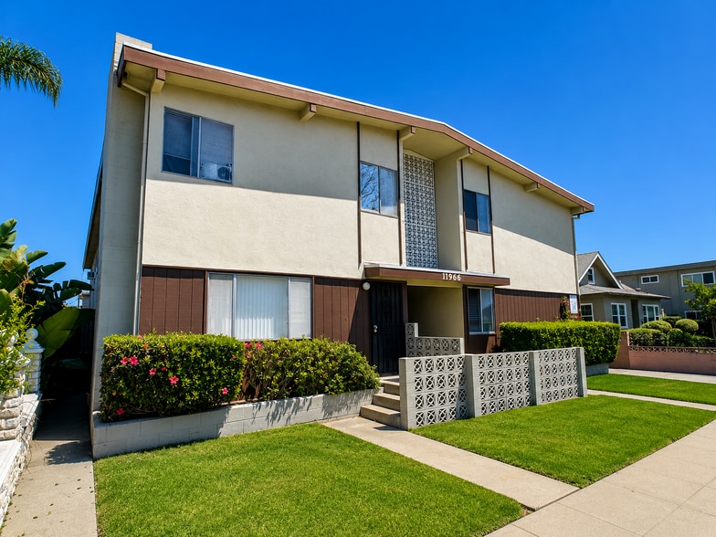 11966 Oxford Ave, Hawthorne, CA for sale - Building Photo - Image 3 of 8