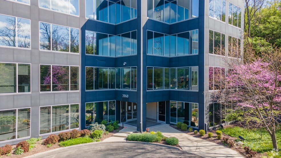 2060 Reading Rd, Cincinnati, OH à louer - Photo du bâtiment - Image 3 de 7