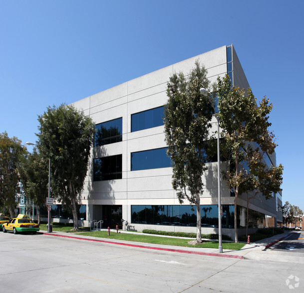 4403 E Donald Douglas Dr, Long Beach, CA for lease - Primary Photo - Image 1 of 12