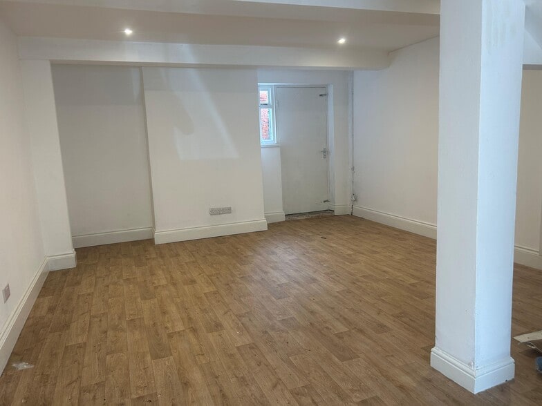 10 Pavement, Pocklington for lease - Building Photo - Image 3 of 9