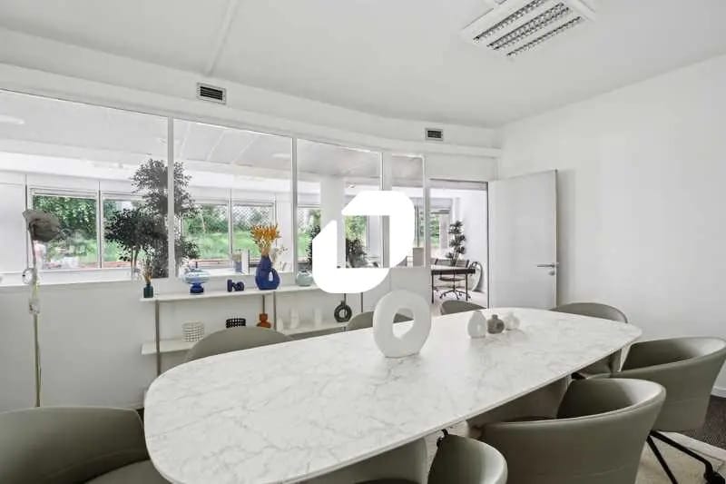 6-6 Rue Laferrière, Paris for lease - Building Photo - Image 2 of 22