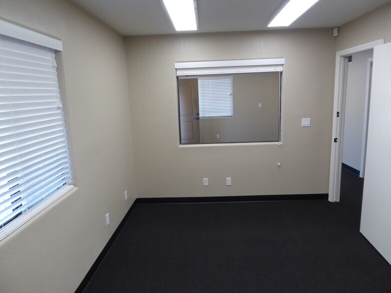 1540 Pioneer Way, El Cajon, CA à louer - Photo du bâtiment - Image 3 de 7