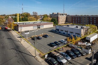 Retail Center with Former Dollar General - Services immobiliers commerciaux