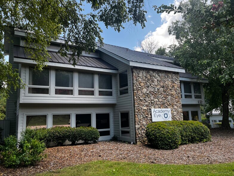 910 Martin Luther King Jr Blvd, Chapel Hill, NC à louer - Photo du bâtiment - Image 1 de 5