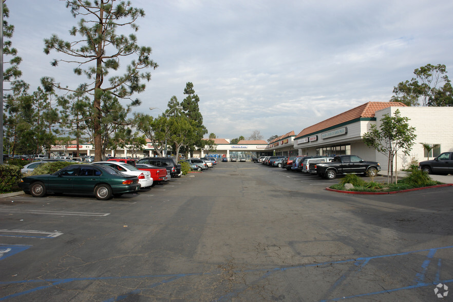 242-320 E Harvard Blvd, Santa Paula, CA for lease - Building Photo - Image 2 of 7