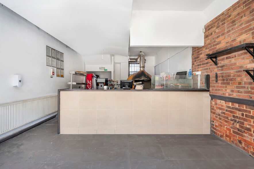 40 Lavender Hl, London for lease - Interior Photo - Image 2 of 8