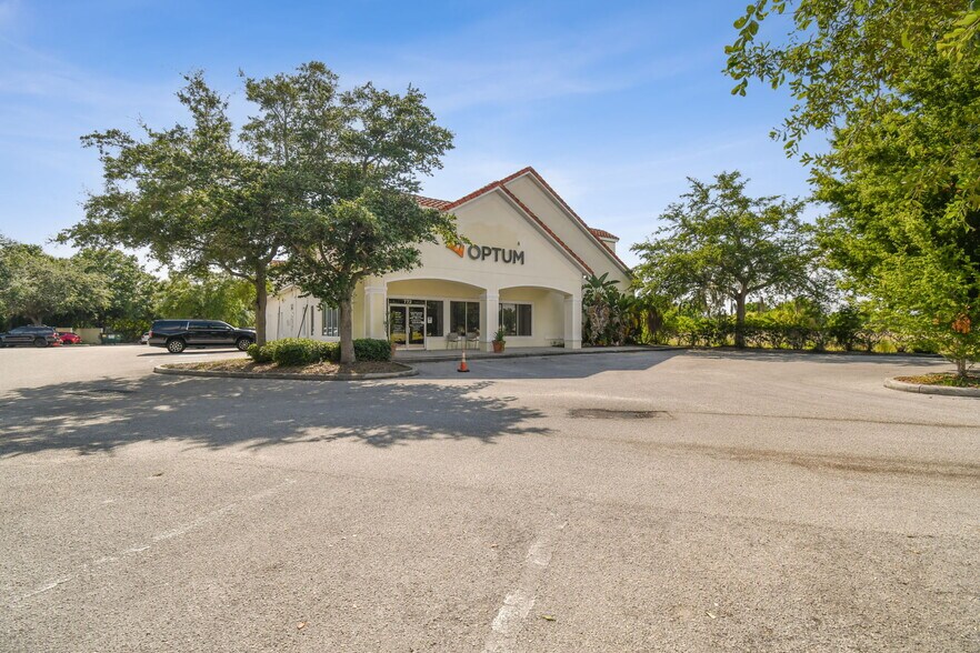 772 Cortaro Dr, Sun City Center, FL à vendre - Photo du bâtiment - Image 2 de 87