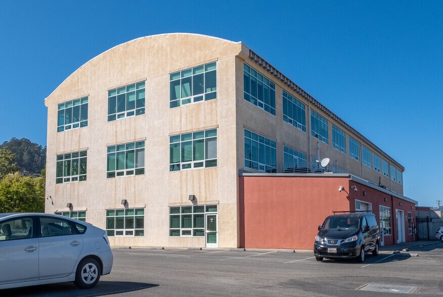 30 Liberty Ship Way, Sausalito, CA à louer - Photo du bâtiment - Image 3 de 6
