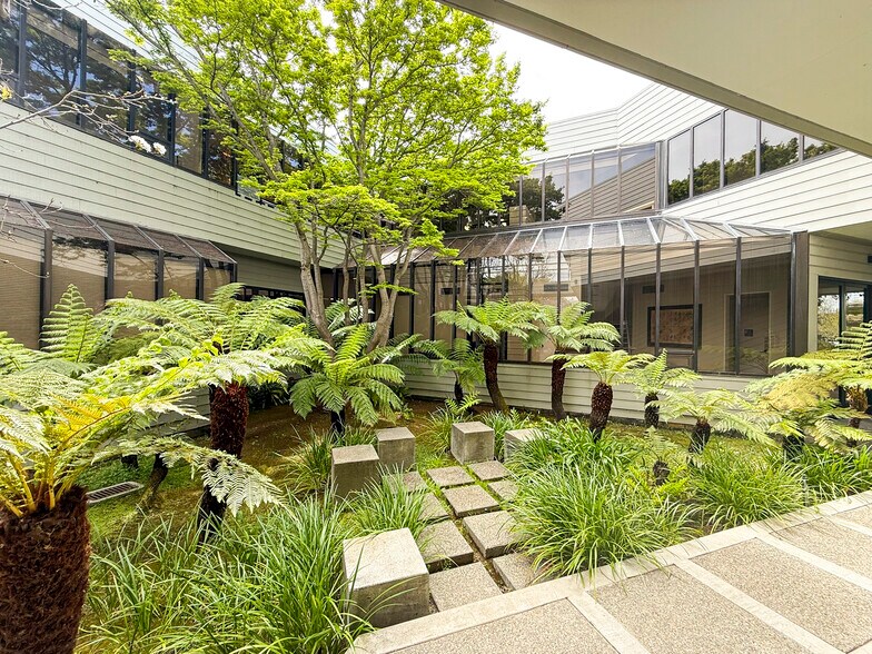 300 Tamal Plz, Corte Madera, CA à vendre - Photo du bâtiment - Image 3 de 7