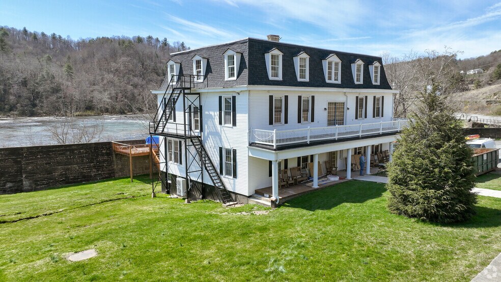 W Main St portefeuille de 2 propriétés à vendre sur LoopNet.ca - Photo du bâtiment - Image 1 de 22