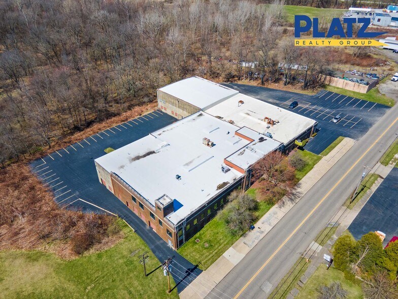 1900 Hubbard Rd, Youngstown, OH à vendre - Photo du bâtiment - Image 2 de 21