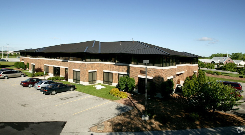 N27W23957 Paul Rd, Pewaukee, WI for lease - Building Photo - Image 2 of 4