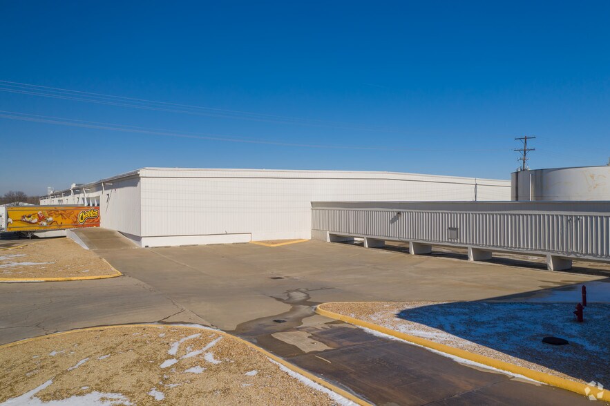 925 SW University Blvd, Topeka, KS à vendre - Photo du bâtiment - Image 2 de 23