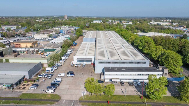 Plus de détails pour Armstrong Rd, Basingstoke - Industriel à louer