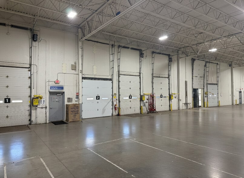 W238N1700 Rockwood Dr, Waukesha, WI for lease - Building Photo - Image 3 of 5