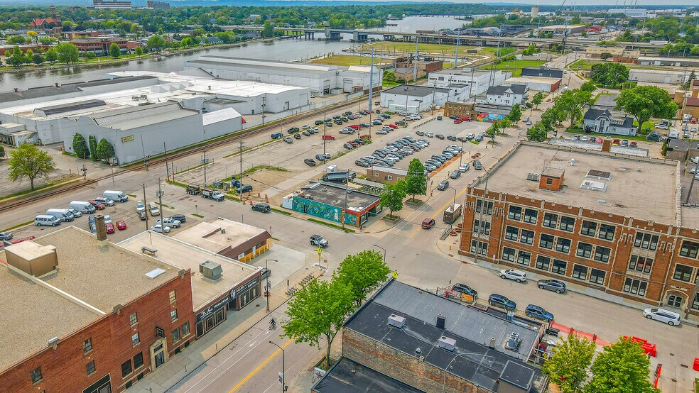 201 S Broadway, Green Bay, WI à vendre - Photo du bâtiment - Image 3 de 37