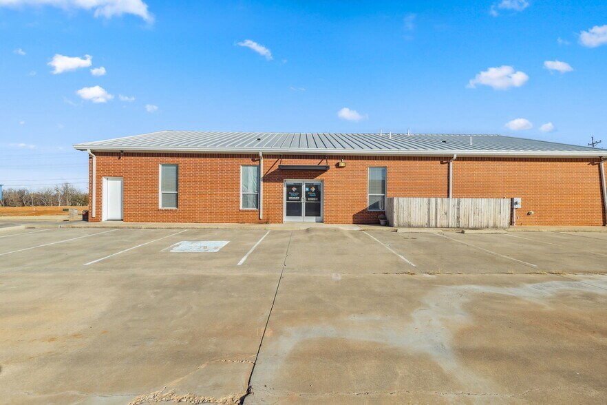 2402 S 29th St, Chickasha, OK à vendre - Photo du bâtiment - Image 3 de 22
