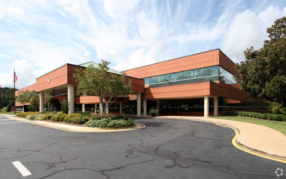 3100 Duraleigh Rd, Raleigh, NC à louer - Photo du bâtiment - Image 2 de 5