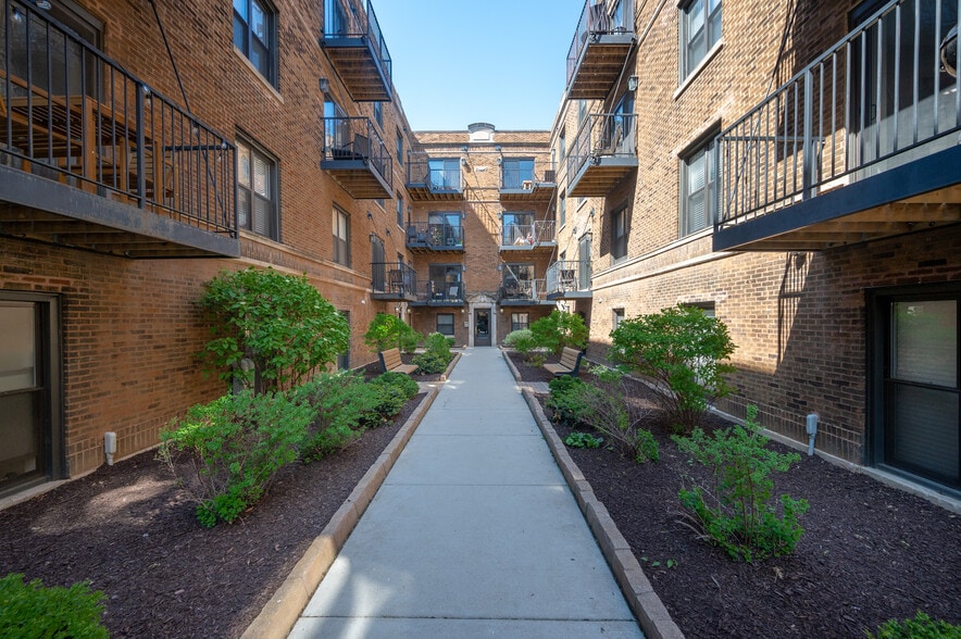 920 W Oakdale Ave, Chicago, IL for sale - Building Photo - Image 3 of 26