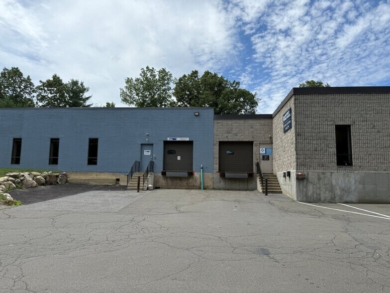 15 Commerce Rd, Newtown, CT à louer - Photo du bâtiment - Image 2 de 6