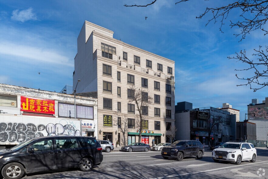 13517 Northern Blvd, Flushing, NY à vendre - Photo du bâtiment - Image 3 de 5
