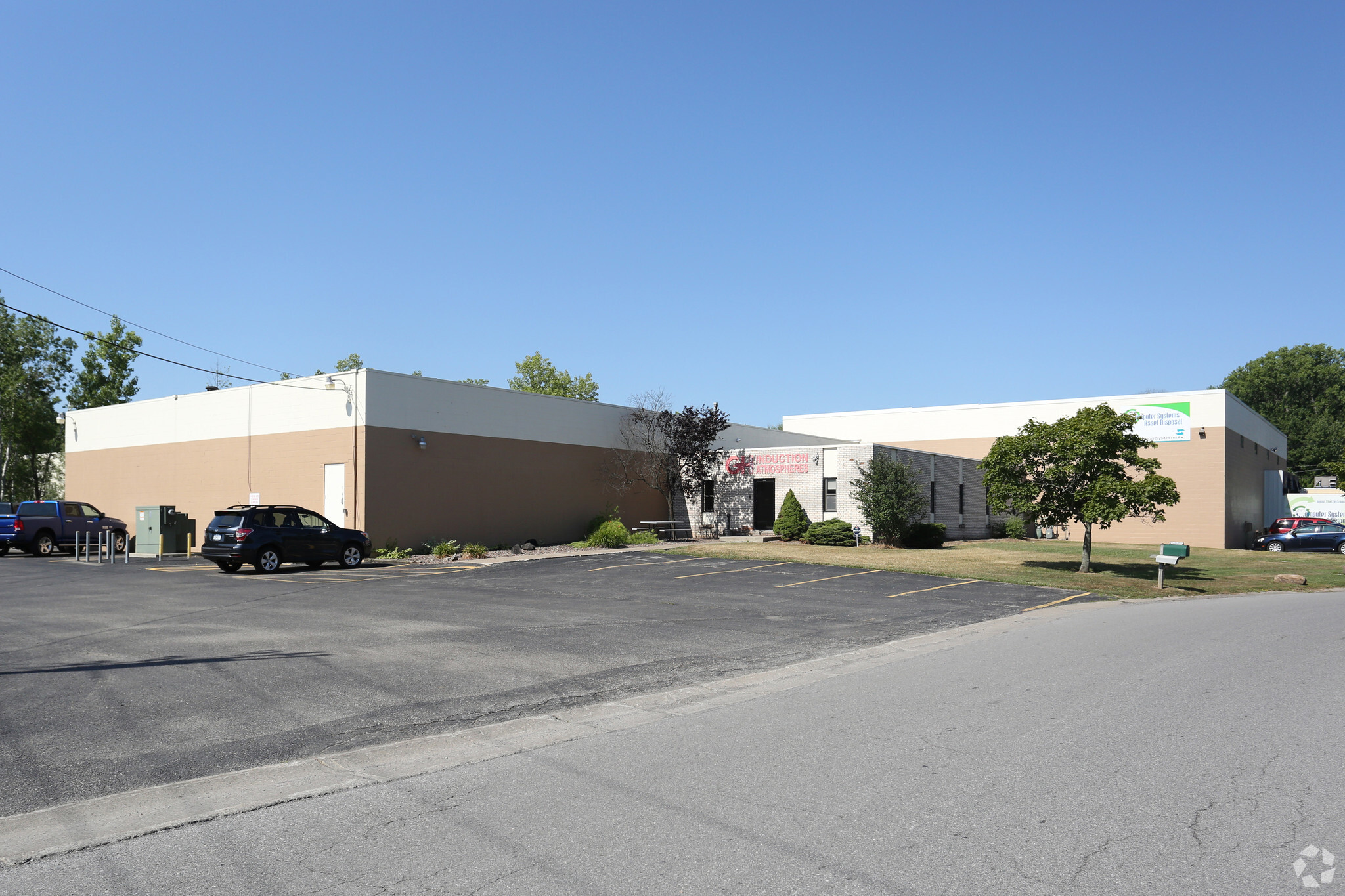 35-37 Industrial Park, Gates, NY à vendre Photo principale- Image 1 de 1