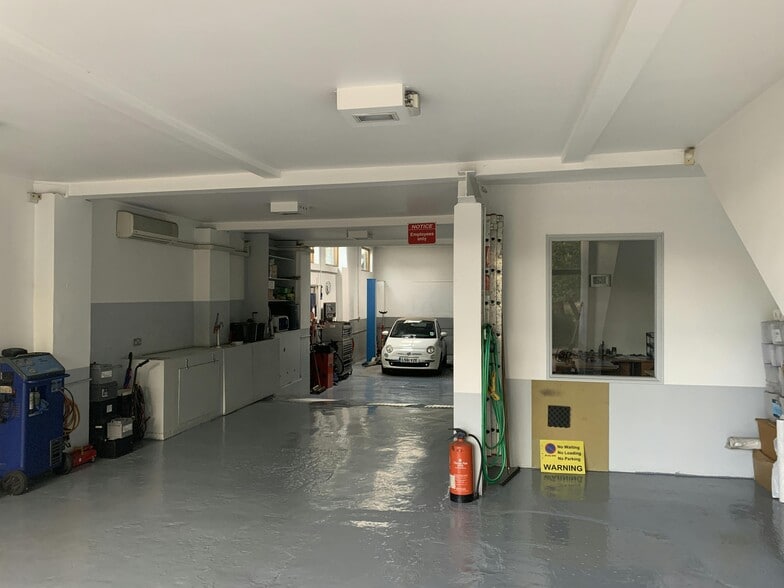 1-2 Chiswick Common Rd, London for lease - Building Photo - Image 3 of 7