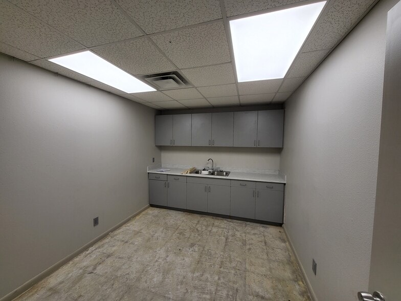 13331 Western Oak, Helotes, TX for lease - Building Photo - Image 3 of 4