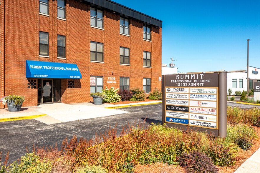 1S132 Summit Ave, Oakbrook Terrace, IL for lease - Building Photo - Image 3 of 10