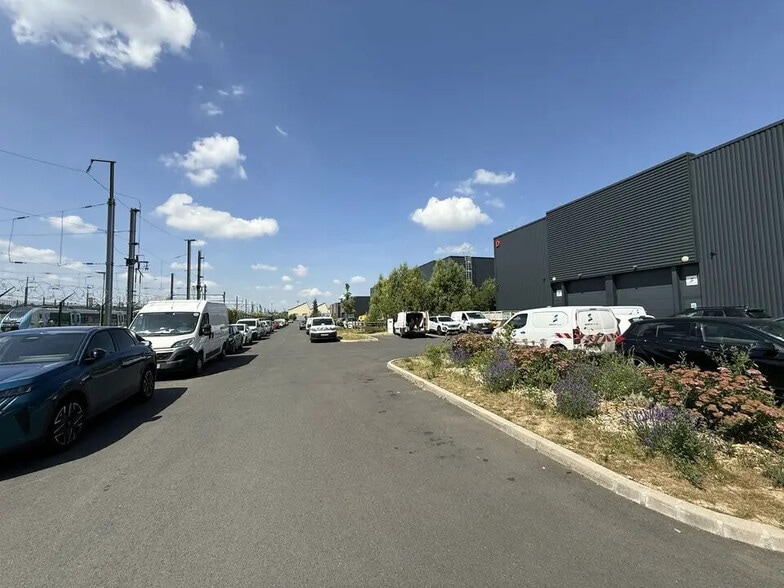 Flex in Noisy-le-Sec for lease - Building Photo - Image 2 of 12