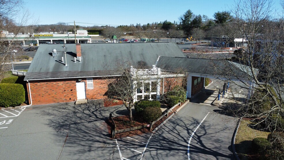 494 Newton St, South Hadley, MA à louer - Photo du bâtiment - Image 2 de 6