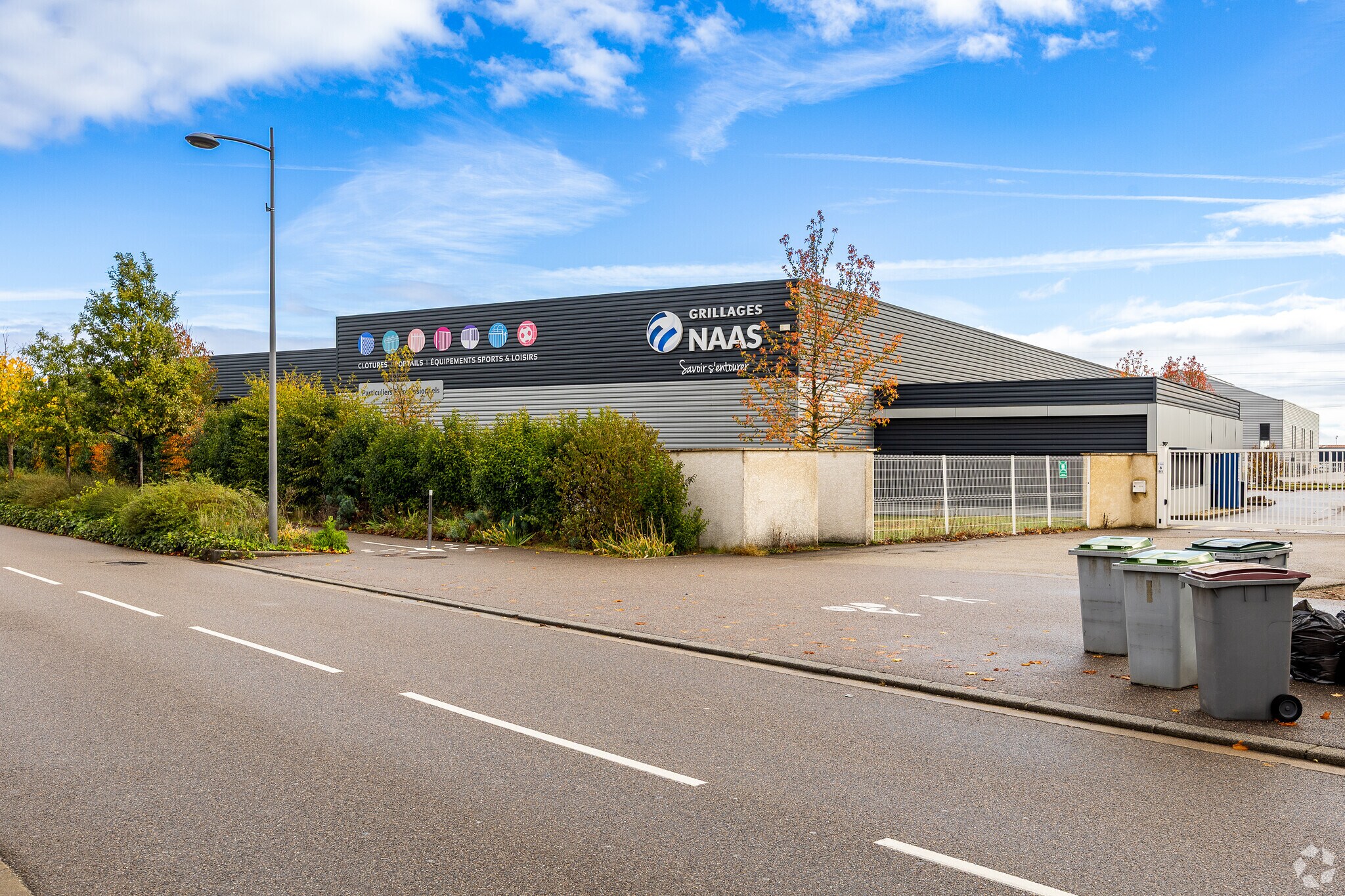 Industrial in Meyzieu for lease Primary Photo- Image 1 of 3