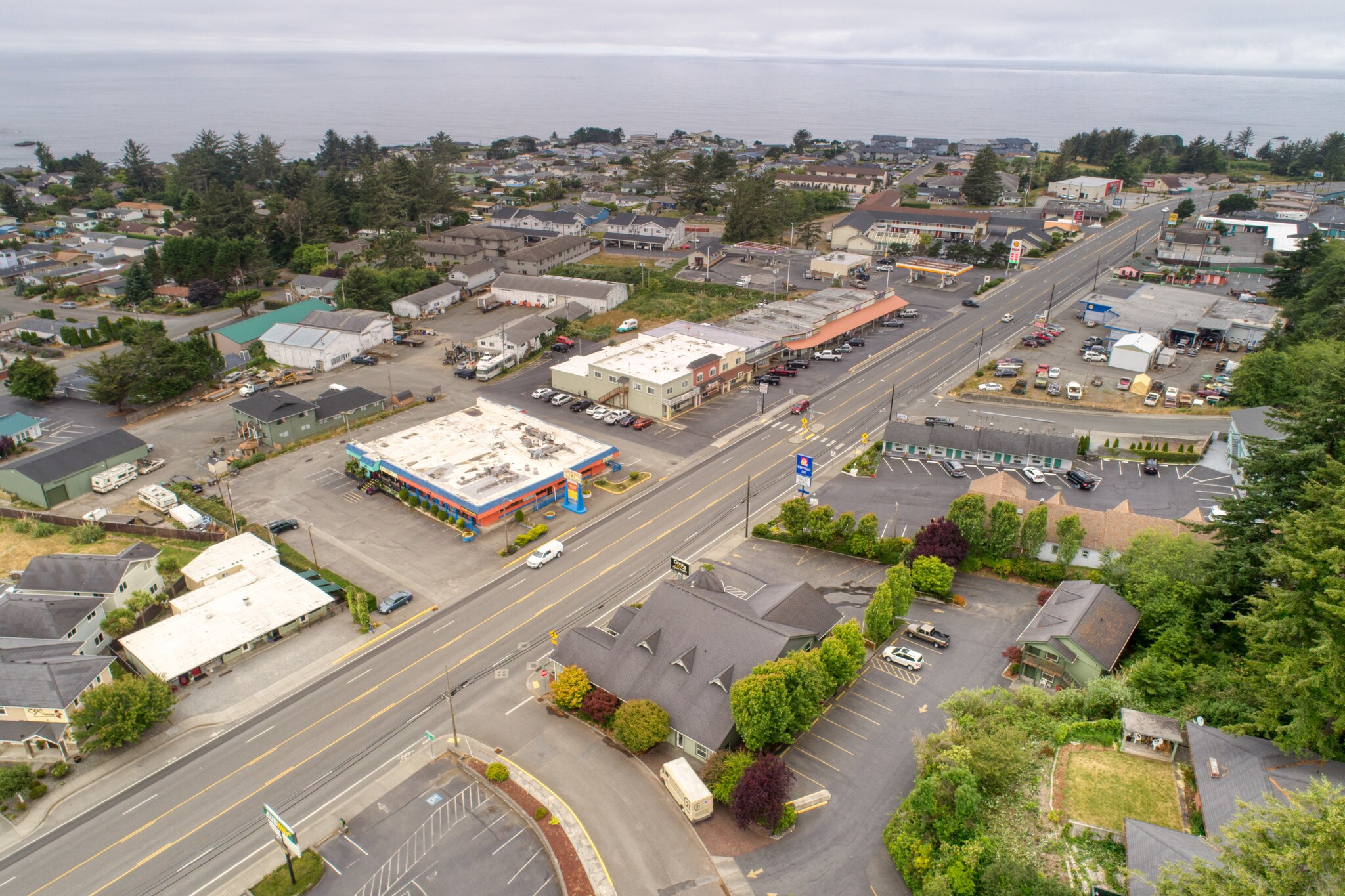 1111 Chetco Ave, Brookings, OR à vendre Photo principale- Image 1 de 86