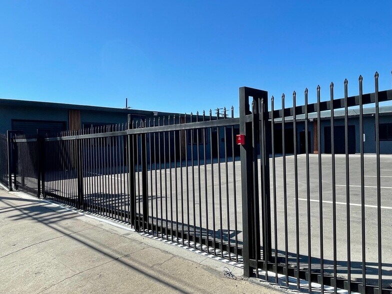15922 Strathern St, Van Nuys, CA à louer - Photo du bâtiment - Image 3 de 8
