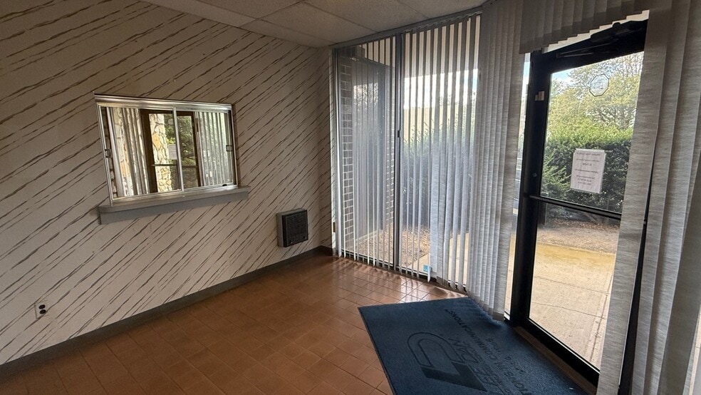 155 Adams Ave, Hauppauge, NY for sale - Lobby - Image 3 of 11