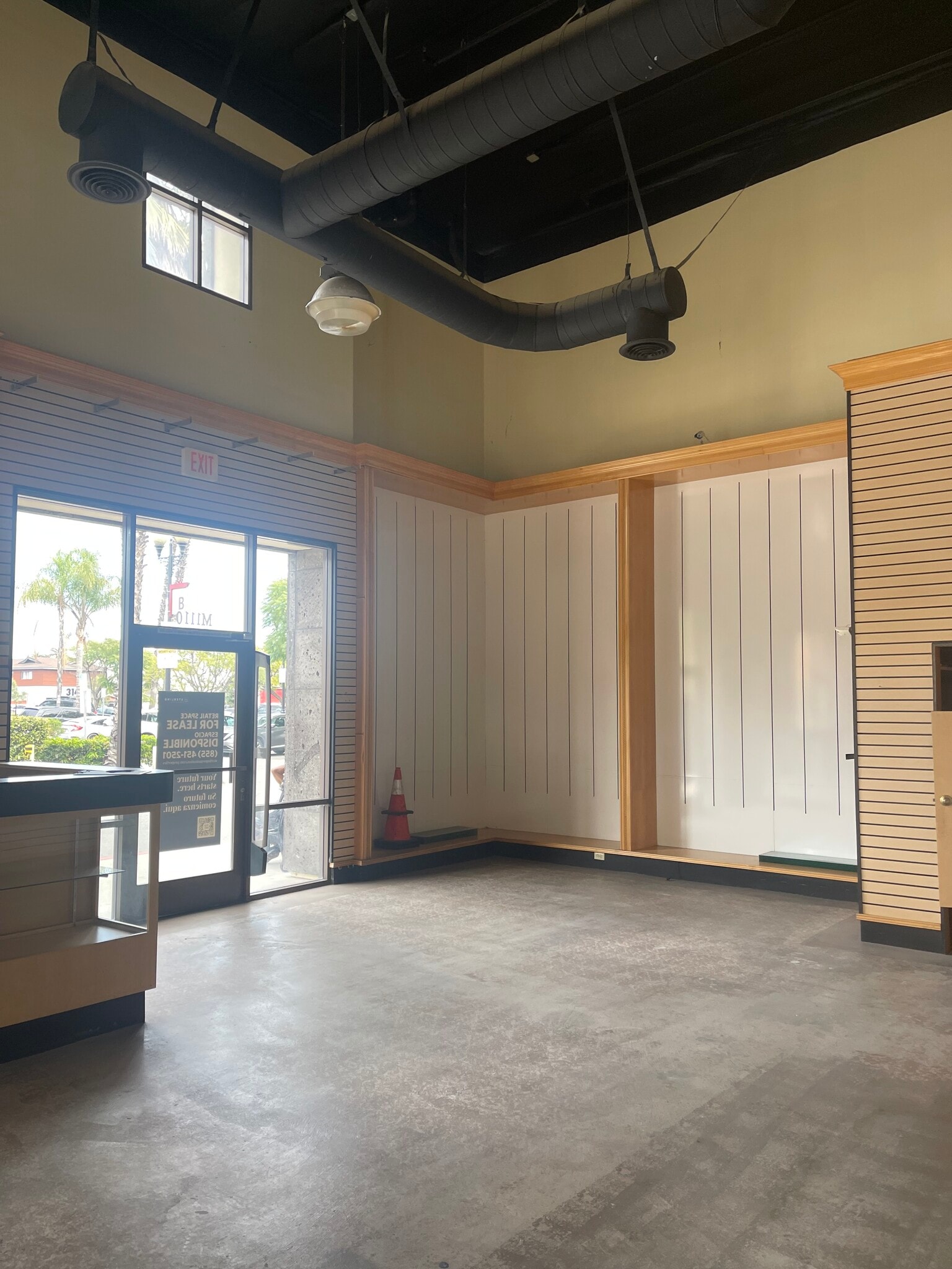 11215-11389 Long Beach Blvd, Lynwood, CA for lease Interior Photo- Image 1 of 7